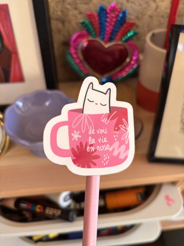 sticker chat dans une tasse la vie en rose